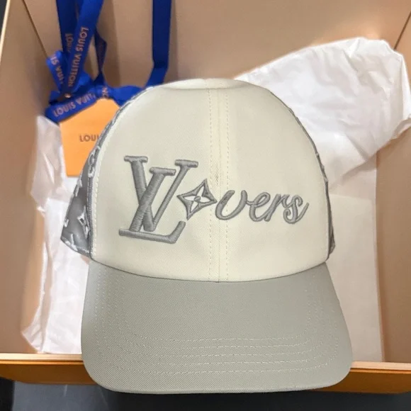 Louis Vuitton Gray and white Monogram Cap - Picture 2 of 10